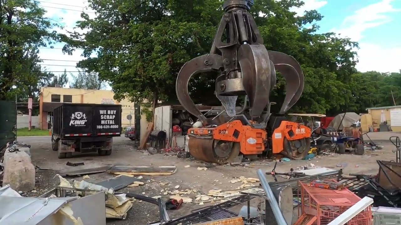 unloadind small vans with the help of cranes at king brothers recycling