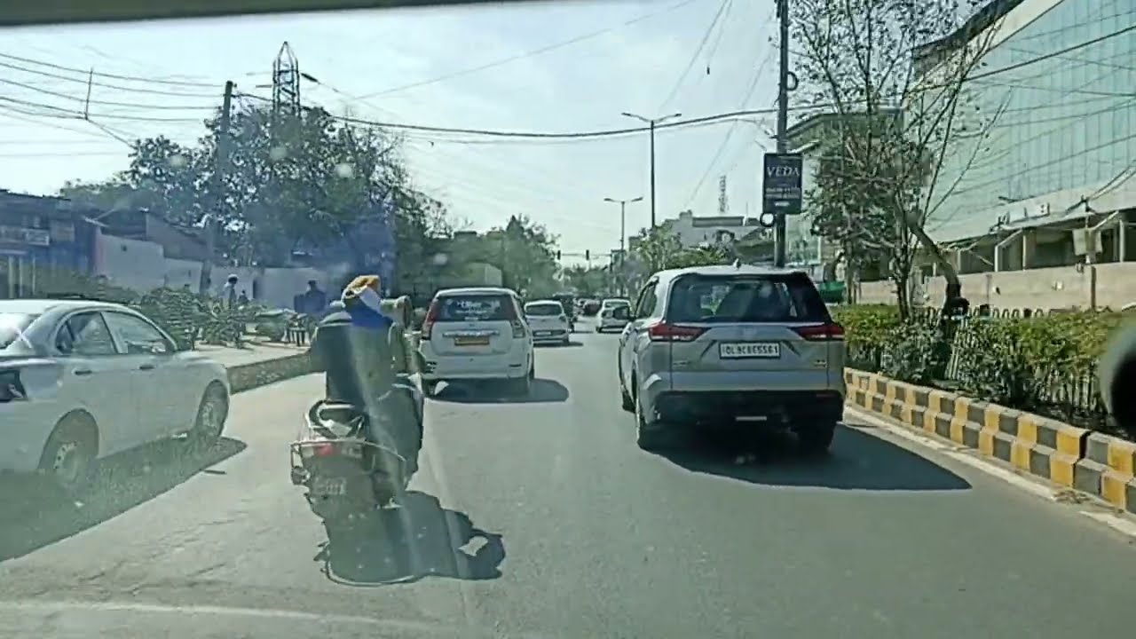 दिल्ली की सड़क पर घूमना-फिरना, देखिए आप भी!