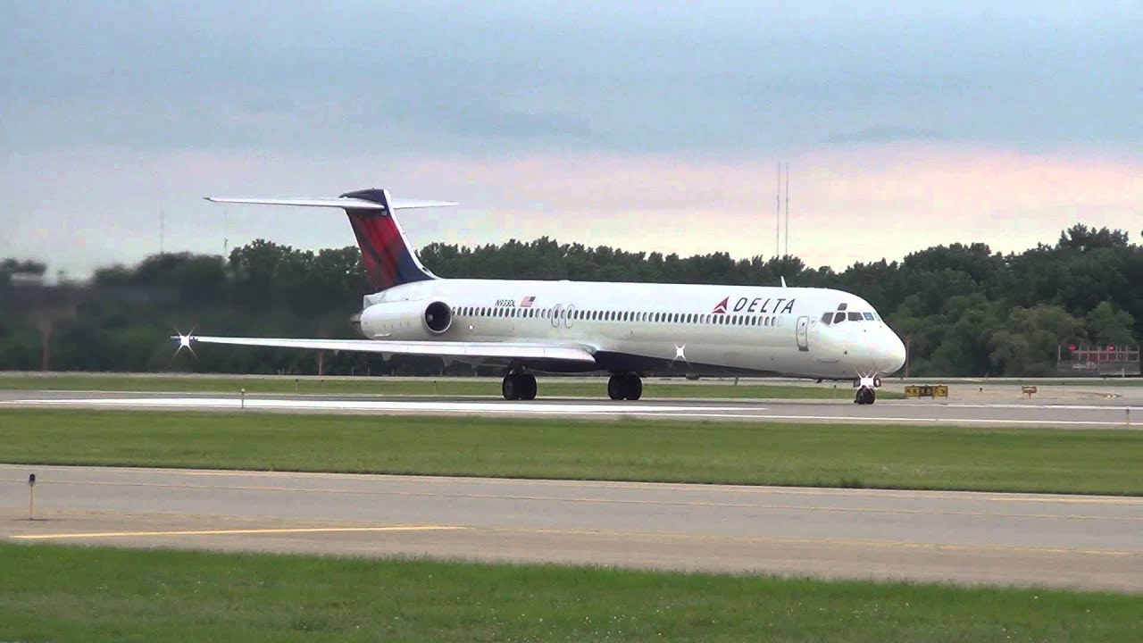 *POWERFUL* Delta Air Lines MD-88 Takeoff Minneapolis St. Paul Intl | HD