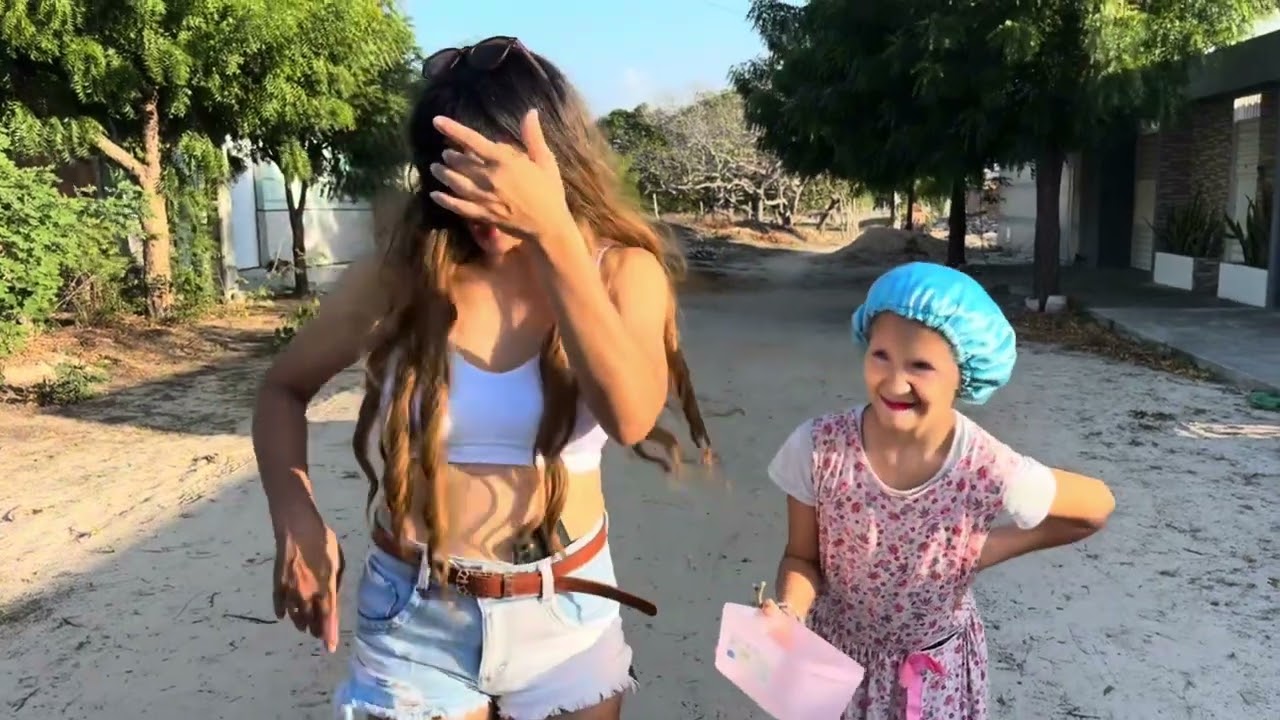 Paloma acha que Dona Ritinha tá passando fome 