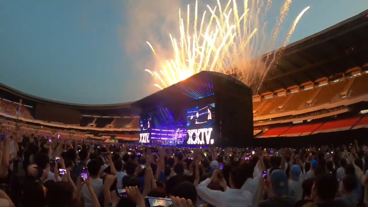 bruno mars concert in Seoul, 24k magic (group singing)