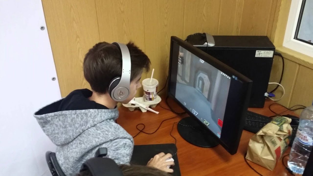clawz playing on his first quake LAN