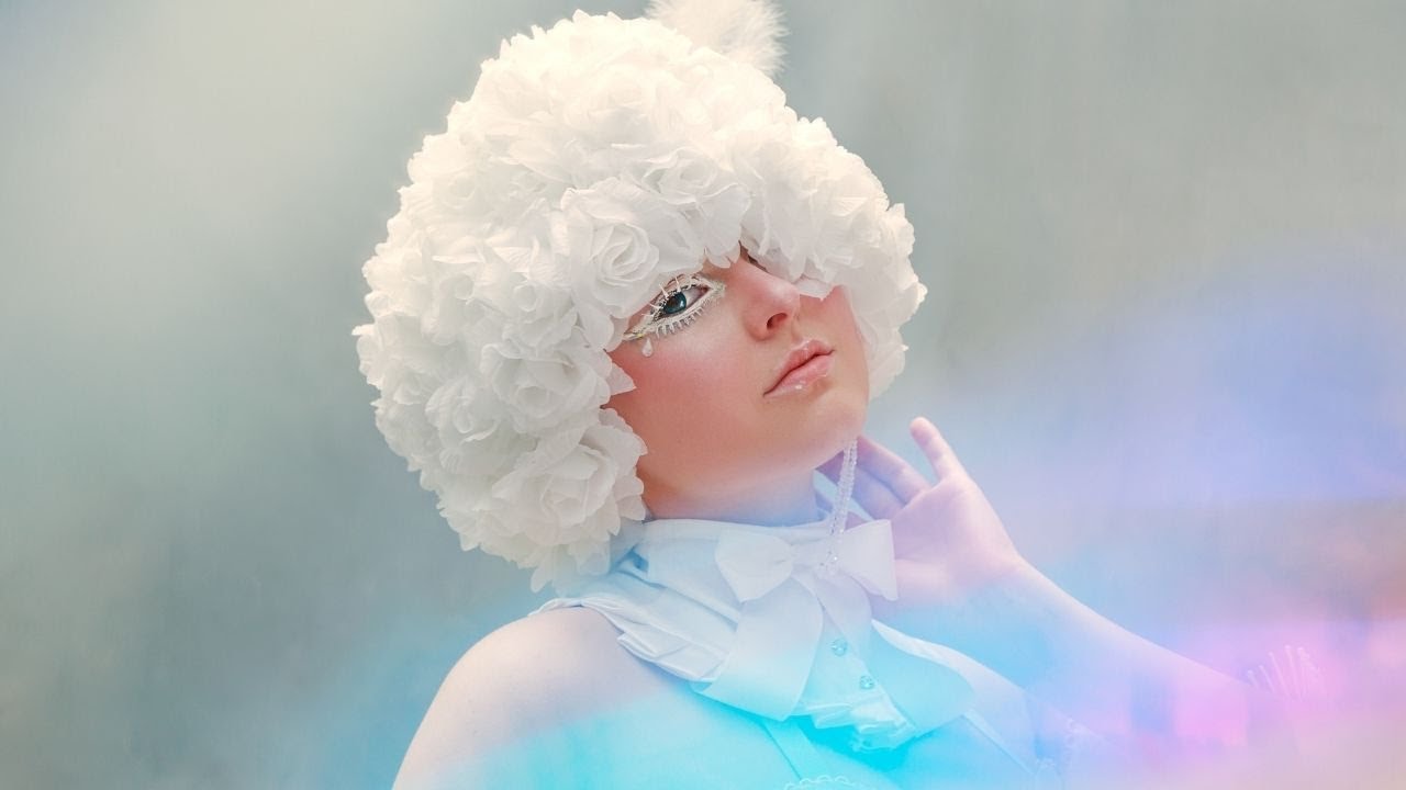 3 fotografov&eacute; fot&iacute; jednu modelku