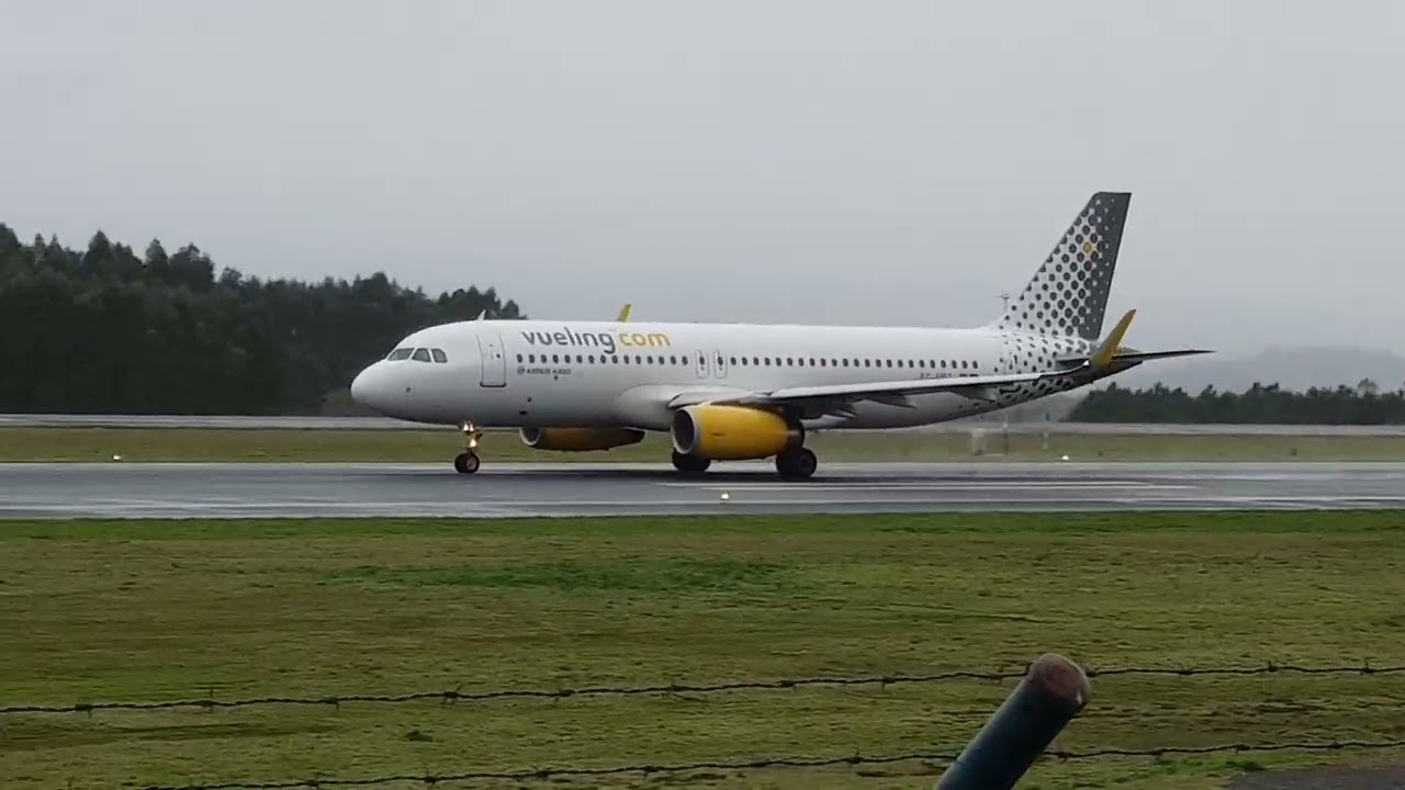 1 piloto despega usando sólo media pista final 😱Aeropuerto Santiago de Compostela. #planespotting