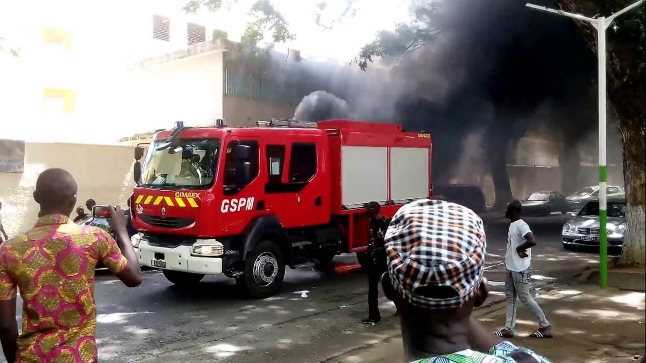 incendie de vehicule près du collège notre dame- plateau abidjan ci