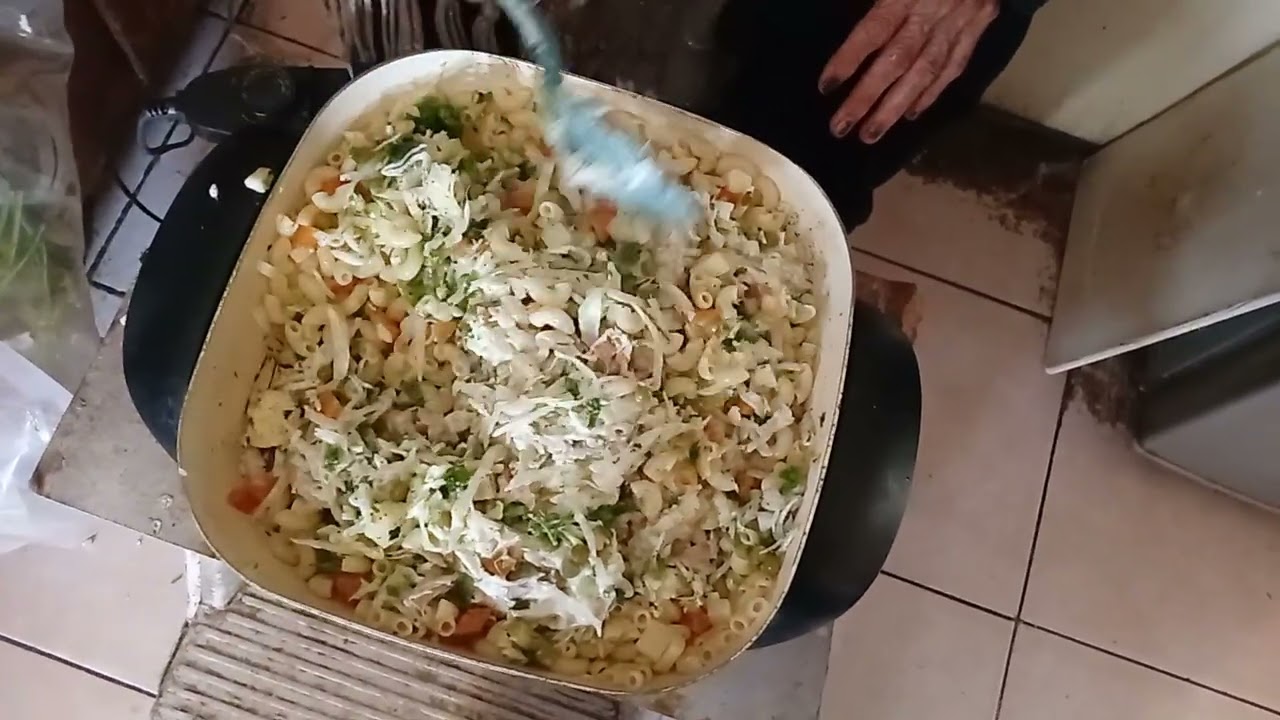 Preparando una rica ensalada de pollo con verduras con doña bety 