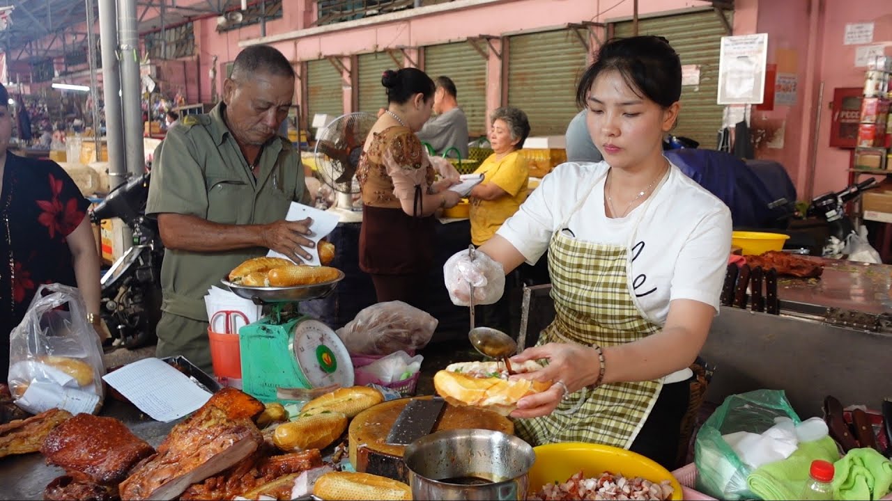 Bất ngờ khách ập đến mua cả 100 ổ bánh mì heo quay 