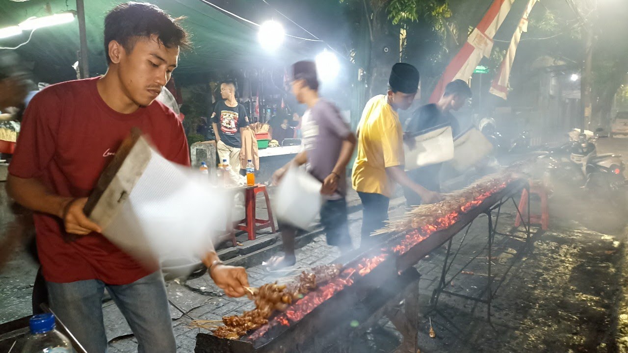 BAKARAN SATE HAMPIR 4 METER!!! 5000 SATE AYAM MADURA BUMBU KACANG UKURAN JUMBO LUDES di SATE POSANG