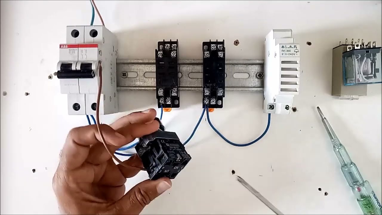 Contrôler un appareil par le temps d'exécution Relais temporisé التحكم في مدة إشتغال جهاز كهربائي