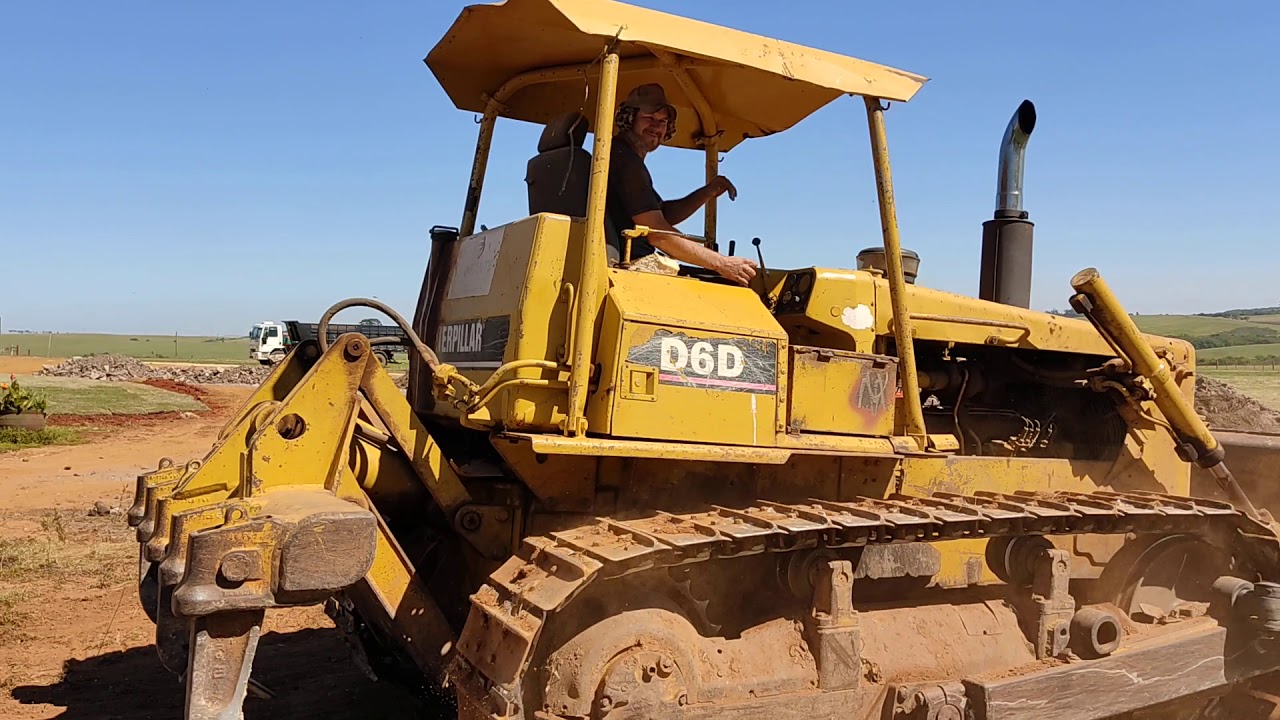 Eu voltei, serviço trator esteira D6 D , fazendo estrada na fazenda.
