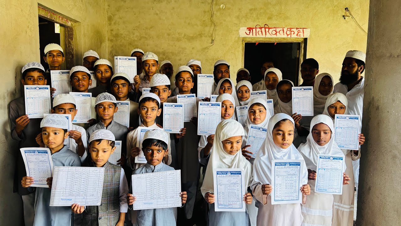 Madrasa Arabiya Fakhrul Islam mein Bacho ko Result￼ Taksim ￼ kiya Gaya ￼