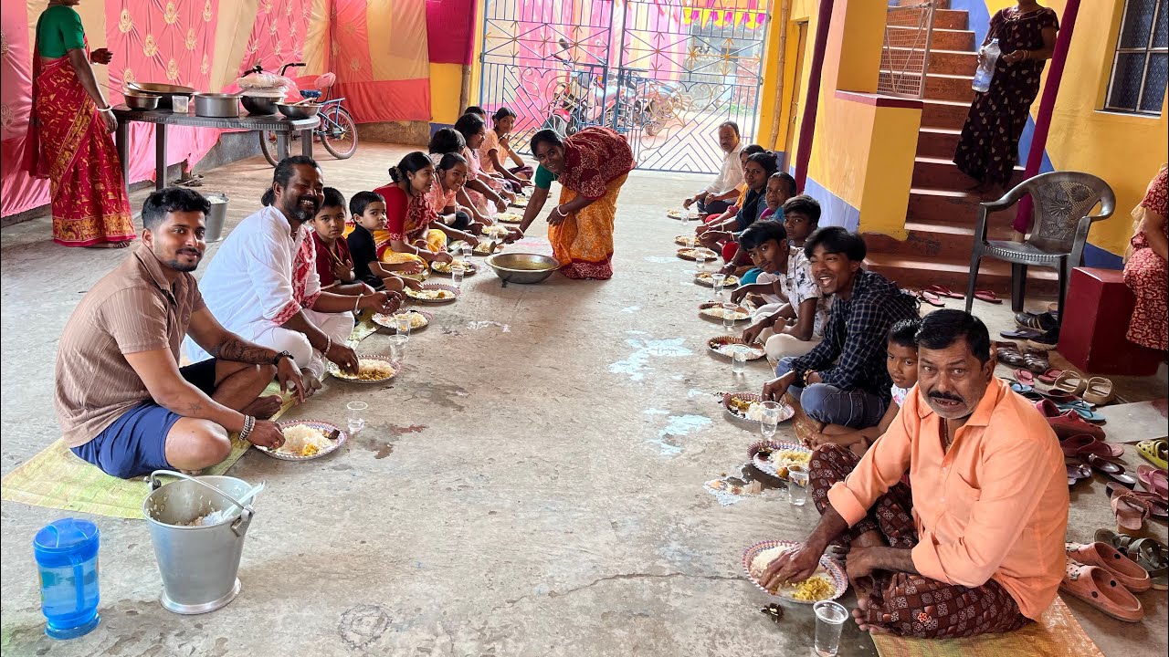 মামার বৌভাতের পরের দিন বাড়িতে আত্মীয়-স্বজনদের সাথে জমিয়ে খাওয়া-দাওয়া আয়োজন করা হলো |