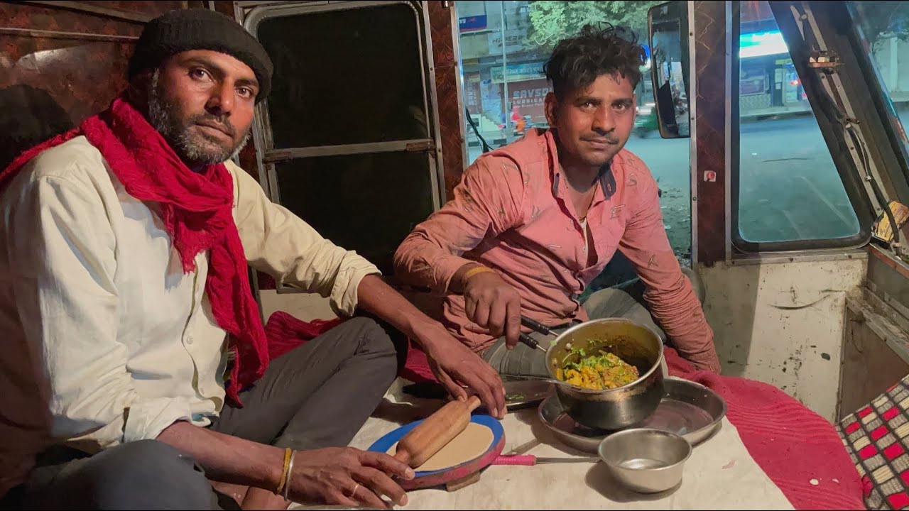 Life of Indian truck drivers inside the truck | COOKING INSIDE THE TRUCK