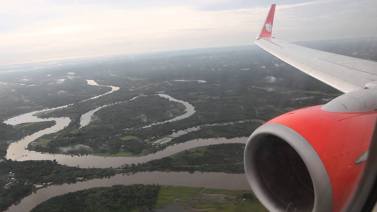 Lion Air morning landing at Sultan Syarif Kasim II Airport in Pekanbaru
