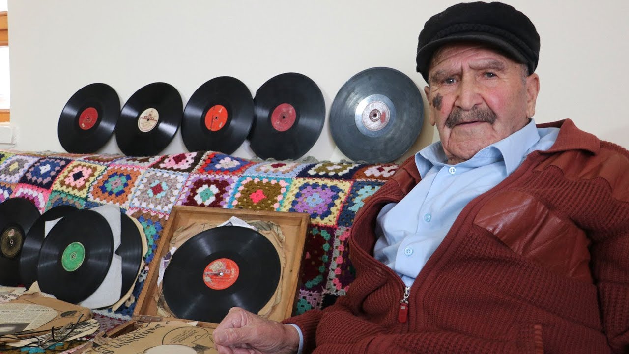 Tokatla başlayan plak koleksiyonuna gözü gibi bakıyor