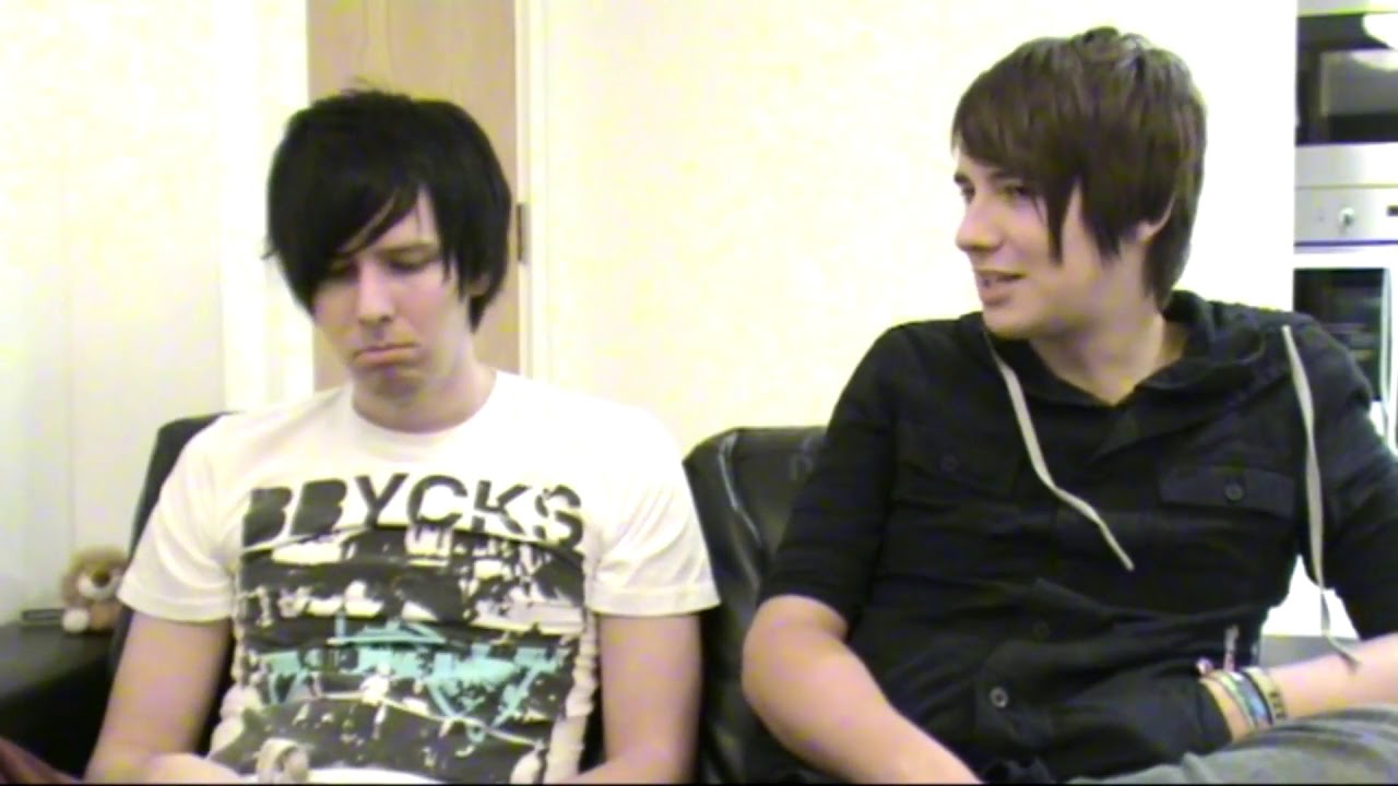 phil laying on dans lap crash bandicoot lessamazingphil vid