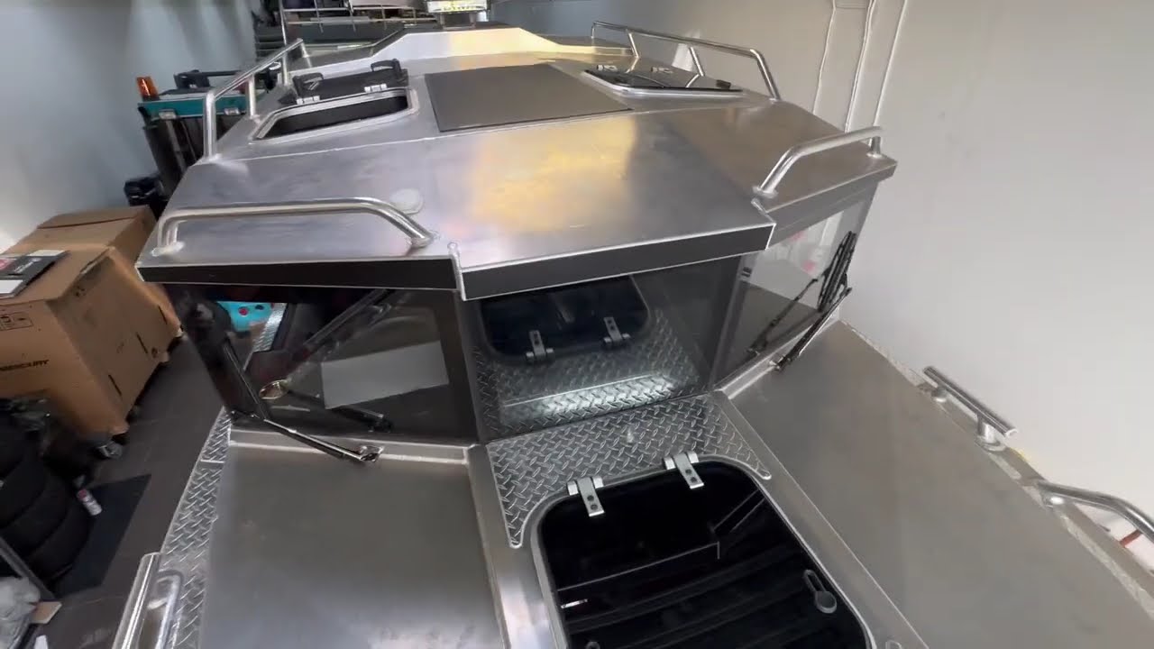 Walk thru av UMS 800CAB fullutrustad för övernattningsmöjligheter
