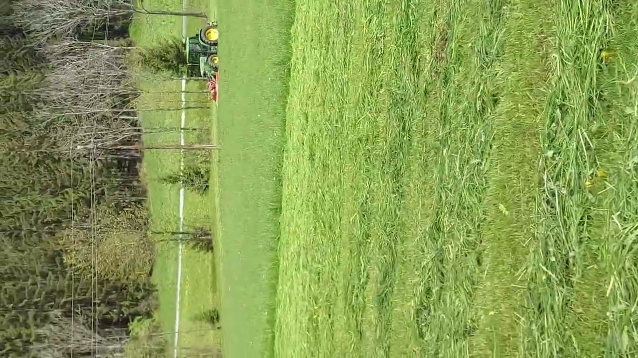 Teil vom 1.Schnitt mähen ( mit John Deere 6400, Krone AM 243 Heckmähwerk und Jf Stoll Frontmähwerk)