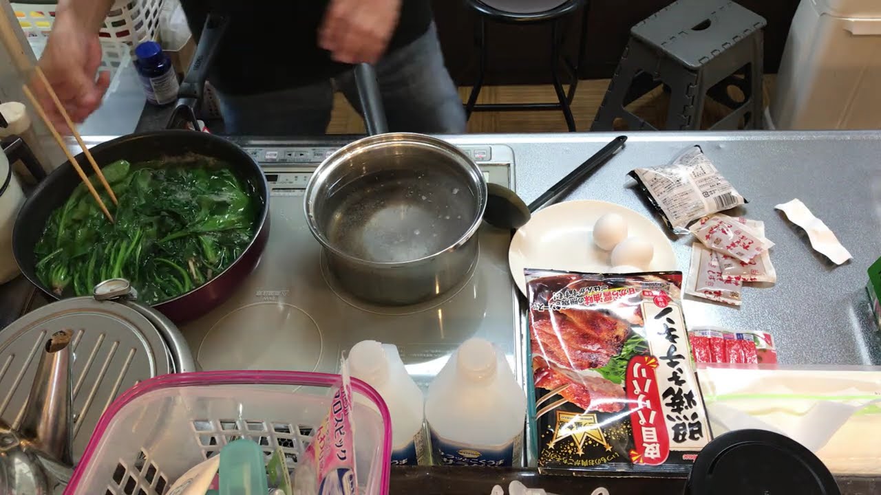 お昼の沖縄のそばの準備