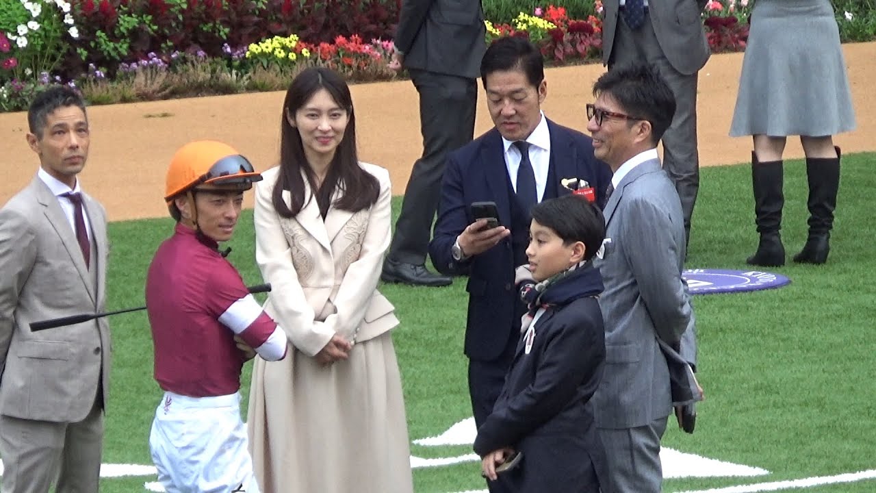 【菊花賞2025】エリキングを出走させるサイバーエージェント社長藤田晋オーナー！家族と川田騎手を交え談笑！！見事2着に入り今後の活躍が期待される！！【現地映像】