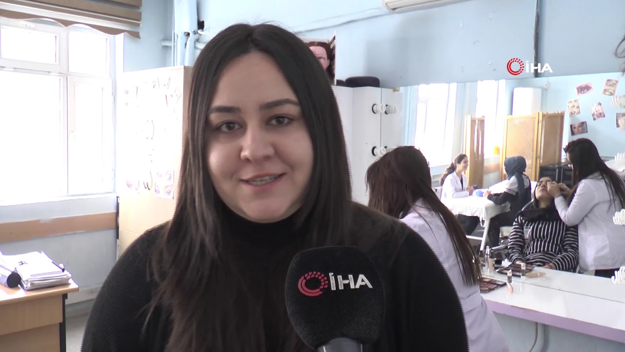 Hem Okuyor, Hem de Okul Harçlıklarını Çıkarıyorlar