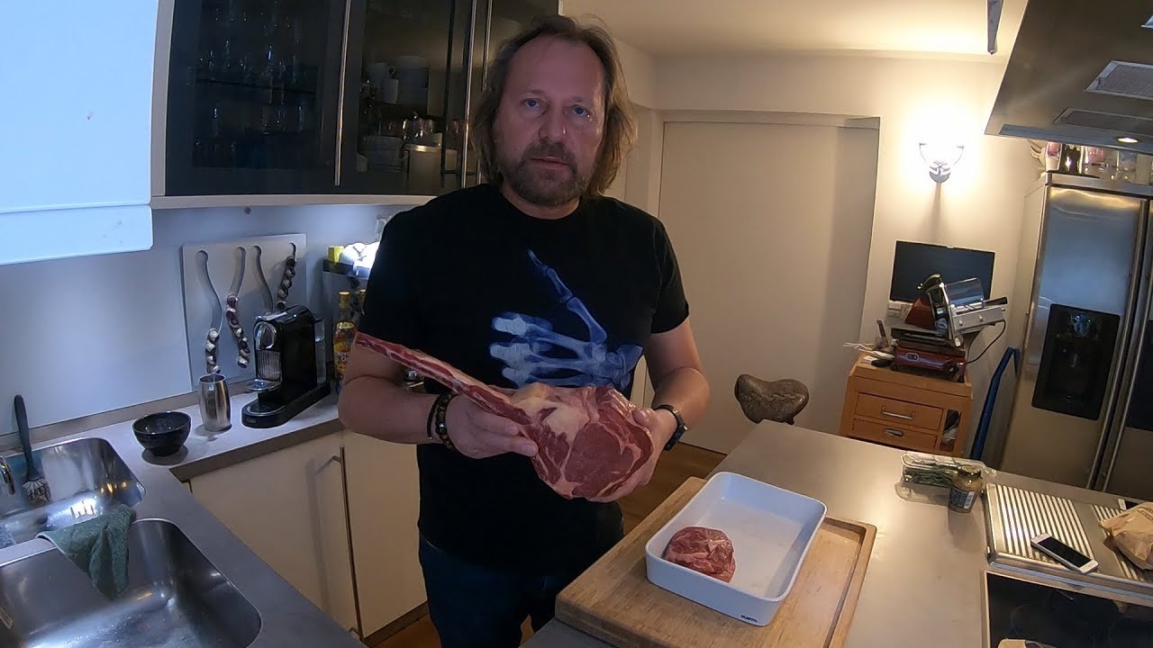 Perfektes Tomahawk Steak vom Holzkohlegrill - ein wahrer Genuss