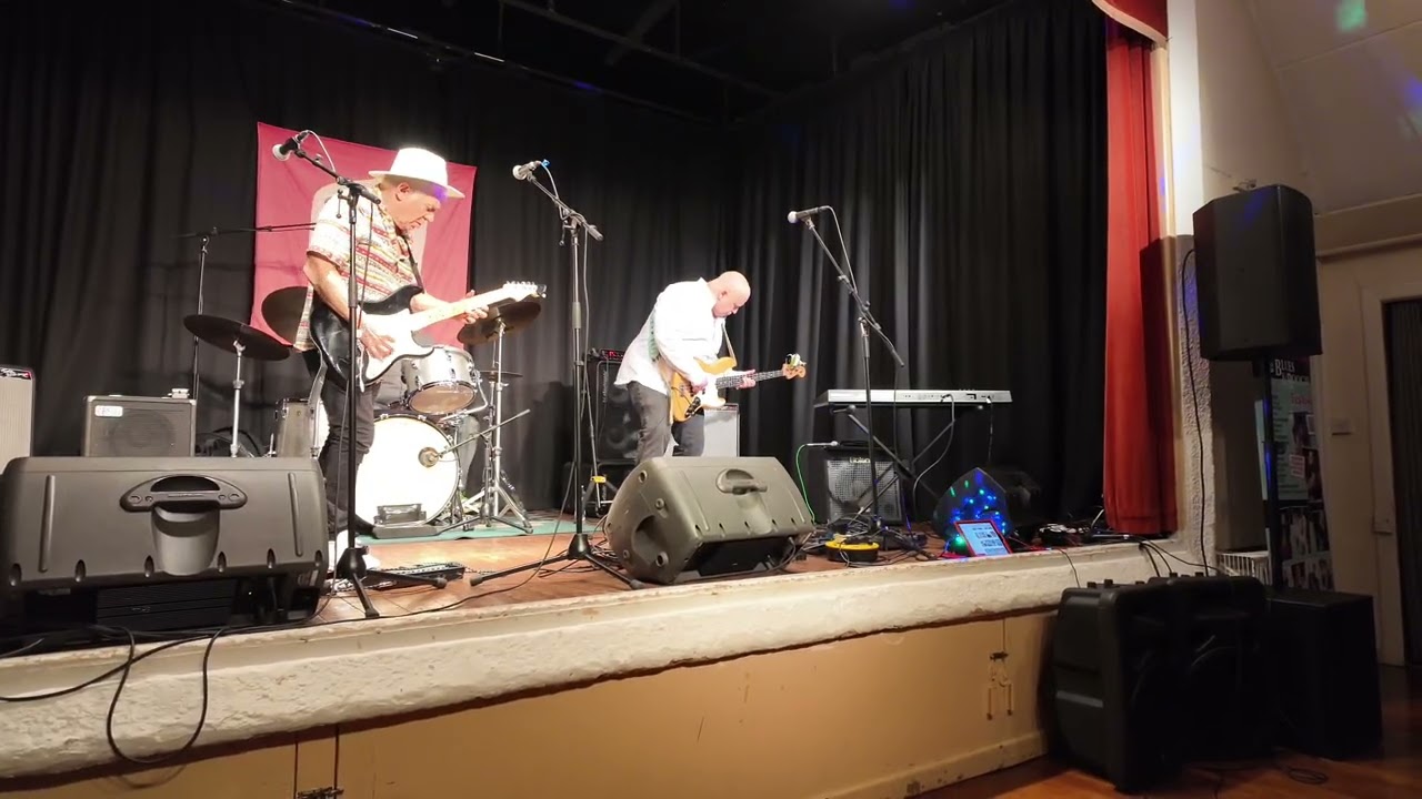 Robin Bibi and his band