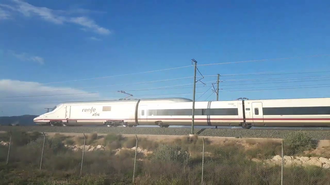 AVE 112 en doble por Villena con pitadas por la estación de AVE