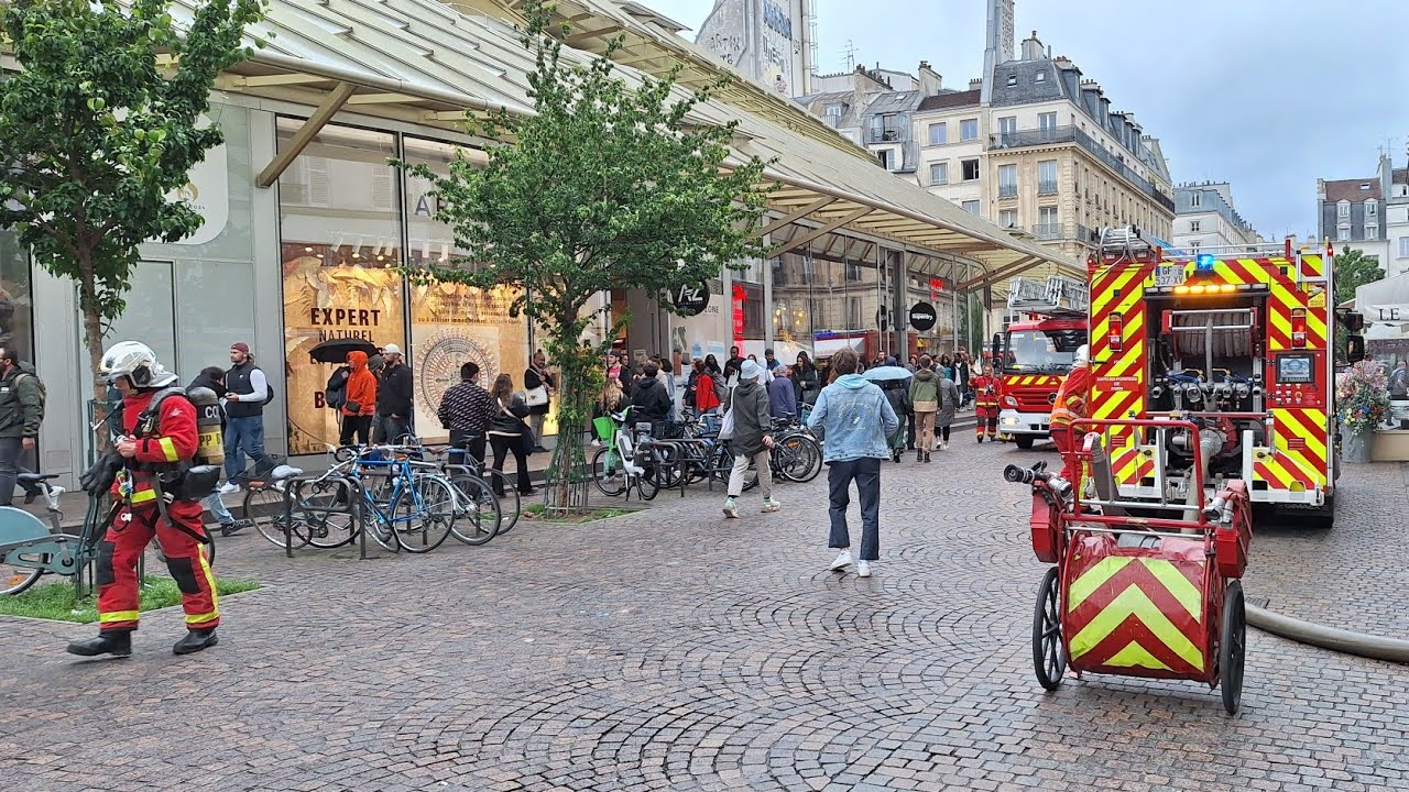 Pompiers de Paris se présente pour une alerte incendie au centre commercial Des Halles Chatelet