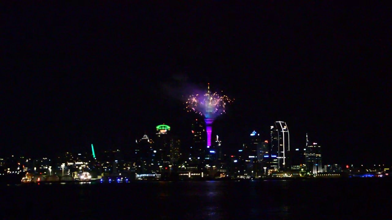 New Year&rsquo;s Eve, Auckland city skyline. Fireworks.