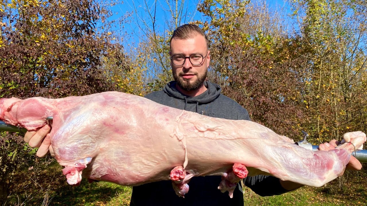 Kako ispeći tek oguljeno janje na ražnju. Pečenje 16 jezika priča!