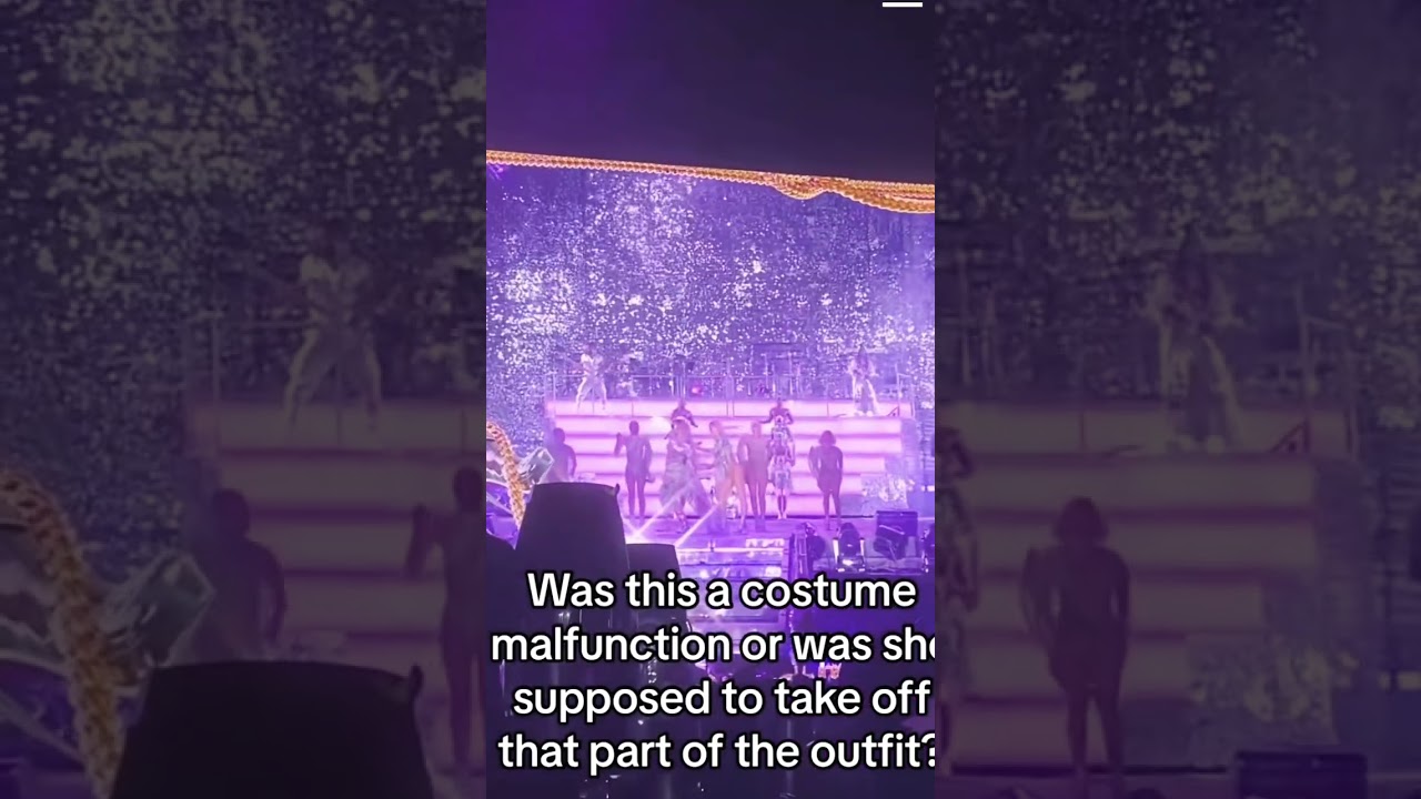 @beyonce  wardrobe malfunction