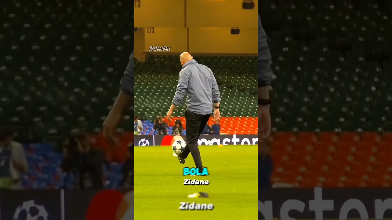 Ketika pelatih menunjukkan skill nya ! #football #skills #skill #wenger #zidane #ancelotti #ball