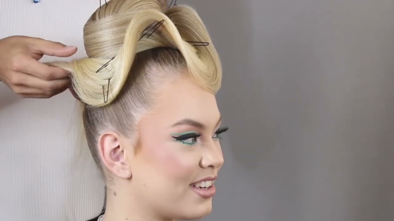 Passo a passo de penteado artístico com chapéu e flor lateral