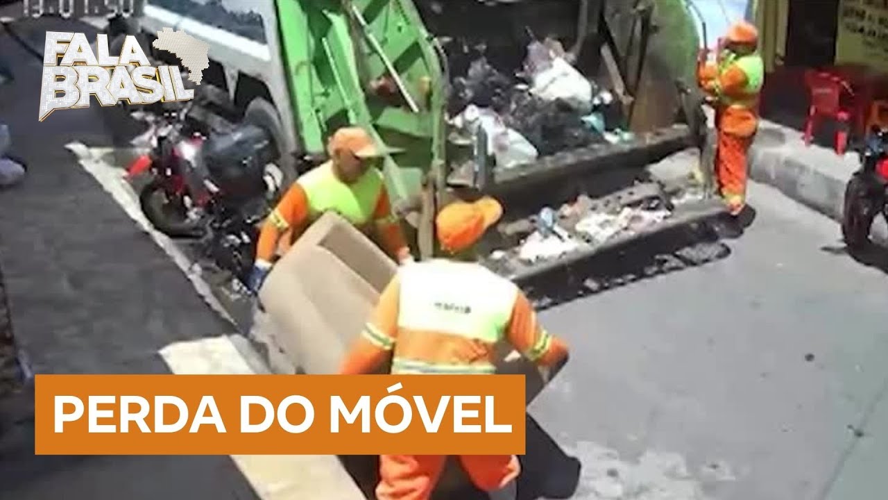 Sofá deixado na calçada para secar é levado por engano por caminhão de lixo e história viraliza