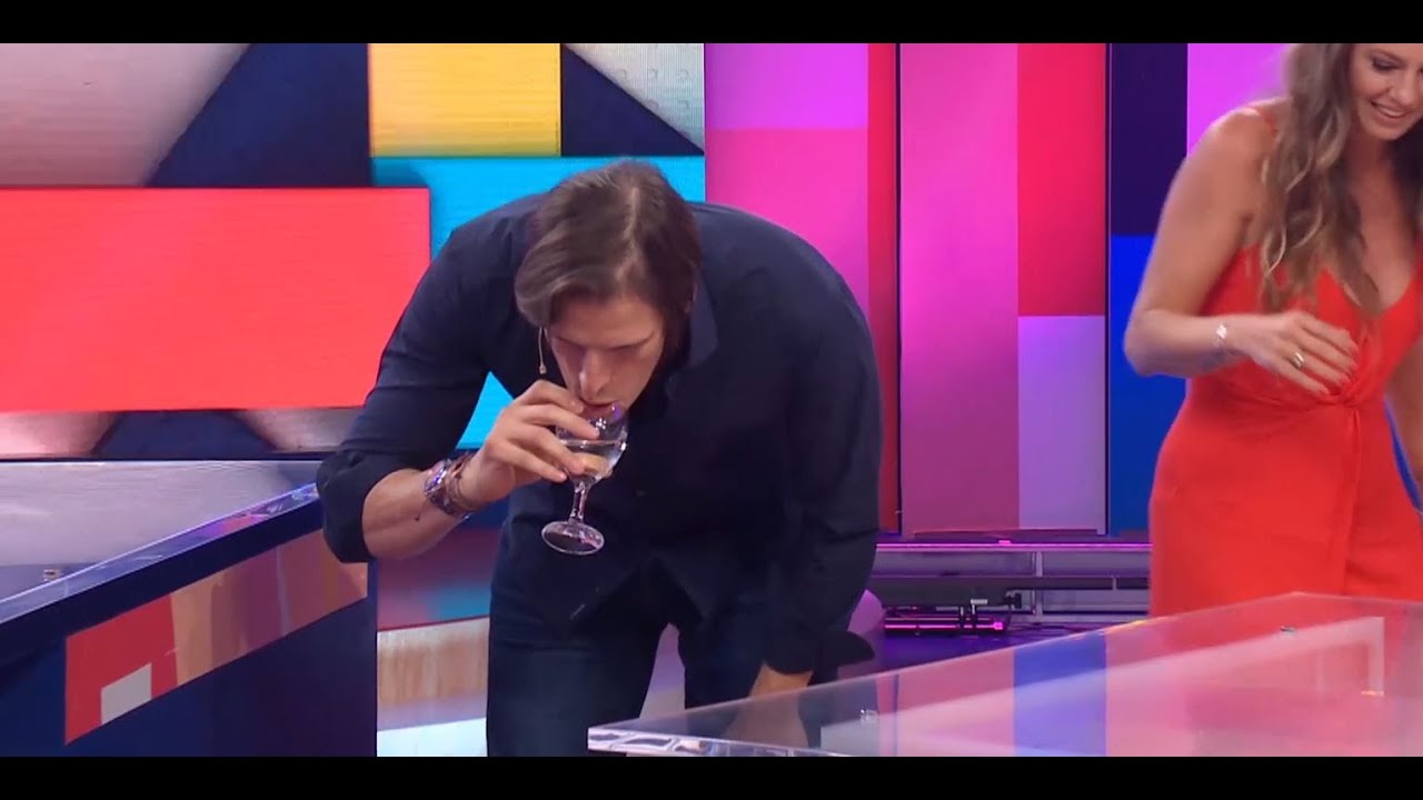 Desopilante: Iván usó la técnica de beber agua al revés para quitarse el hipo