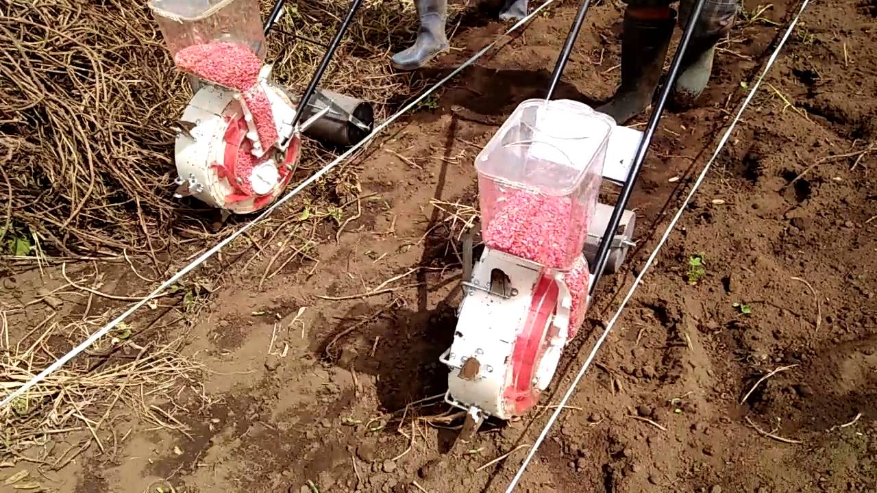Alat Tanam Jagung Mekanis sekaligus Pemupuk