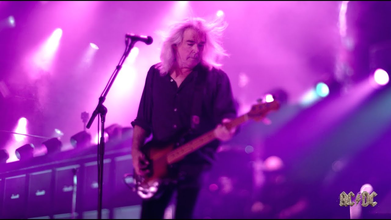 Cliff talks about playing bass in AC/DC ⚡️