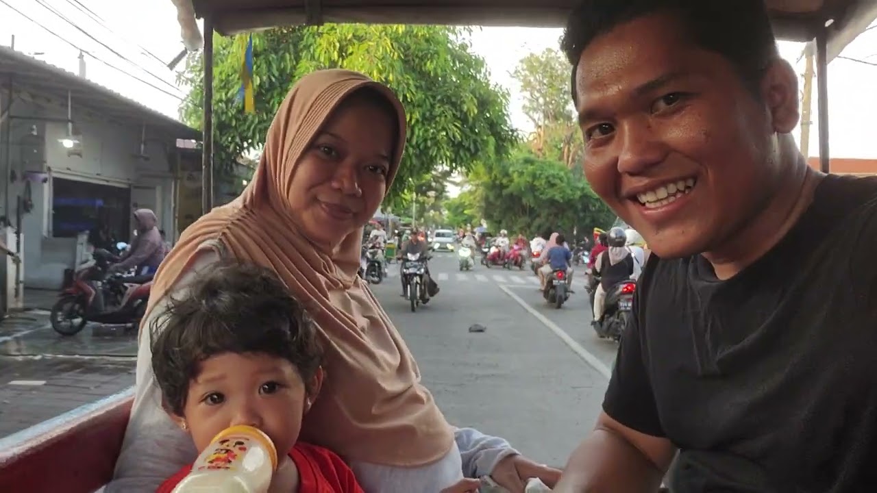 Kaka Haura naik delman di taman gorontalo