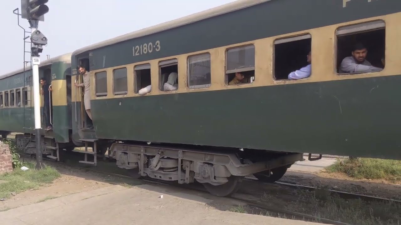 Awam Express Karachi to Peshawar Train is Departing from Lahore Pakistan Railways 