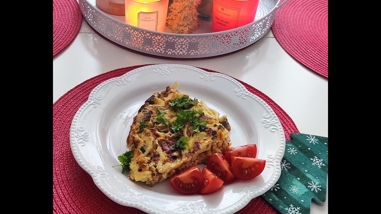 Omelett mit Nudeln, Champignons und Speck