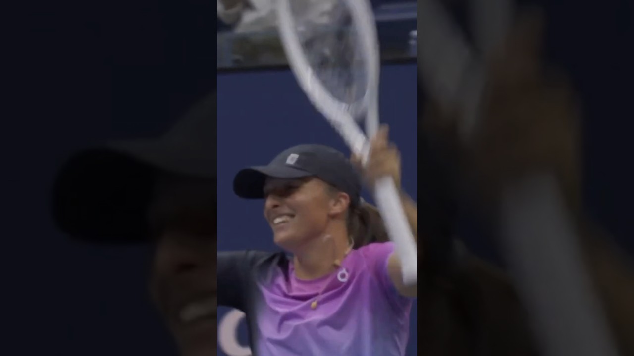 Swiatek POWERS past Berrettini! 🤯