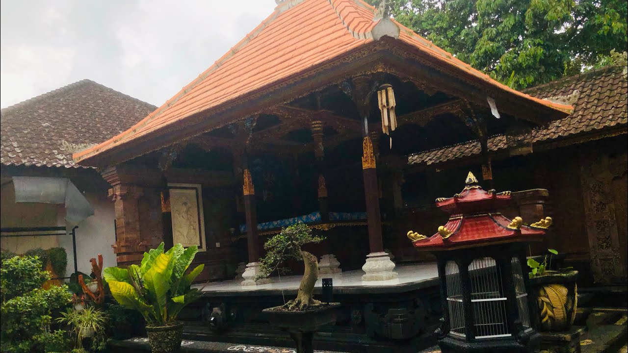 Bale adat Bali bahan bata ekspose , bataran batu candi, tajen Pande Tabanan