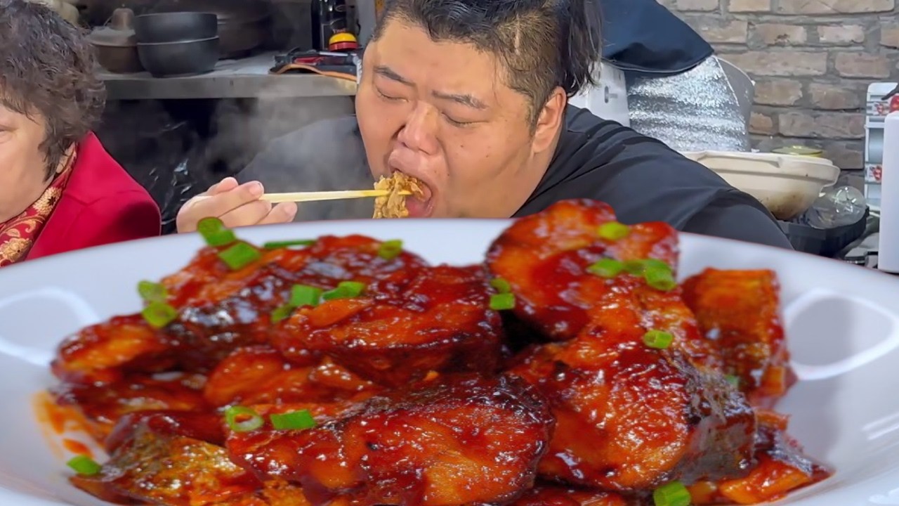 The mackerel in tomato sauce tastes absolutely amazing and is super delicious!