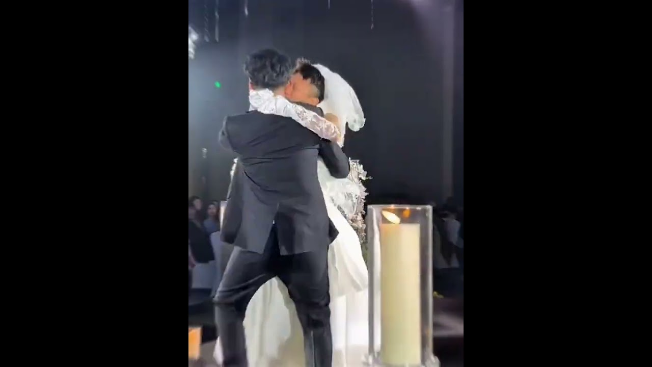 A little surprise attack before wedding #friends #wedding #weddingdress #douyin #tiktok #pranks