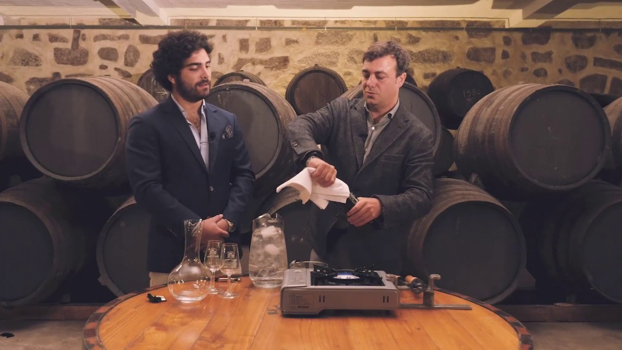 Quinta das Carvalhas Vintage 1997 - Traditional Opening with Tongs