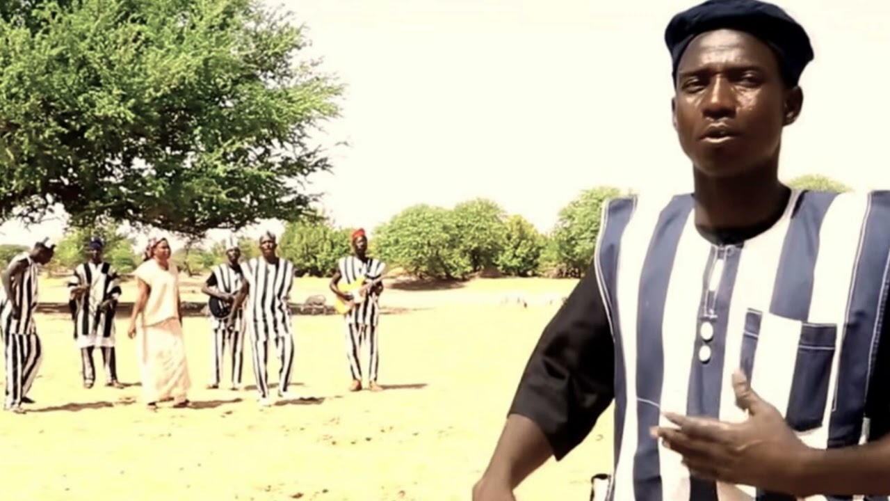 Akazama de Doutchi - Wata Magana