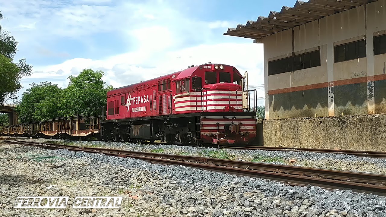 TREM TRILHEIRO COM LOCOMOTIVA U20C FEPASA E TREM CARGUEIRO REALIZANDO CRUZAMENTO EM CURVELO 