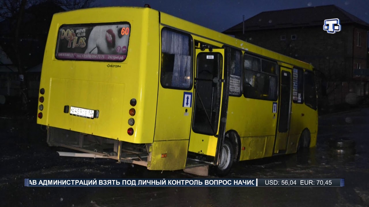 В Симферополе маршрутка просела в траншею