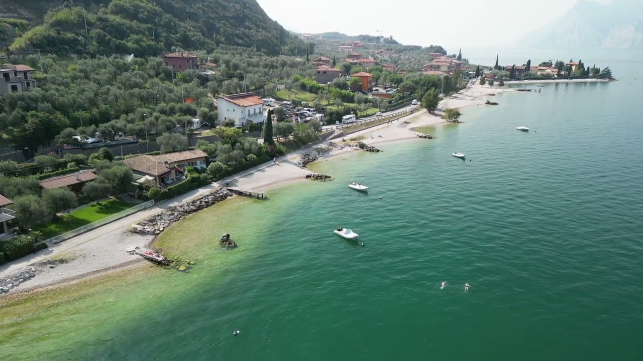 Plaża Spiaggia Campagnola nad jeziorem Garda w Malcesine, Włochy